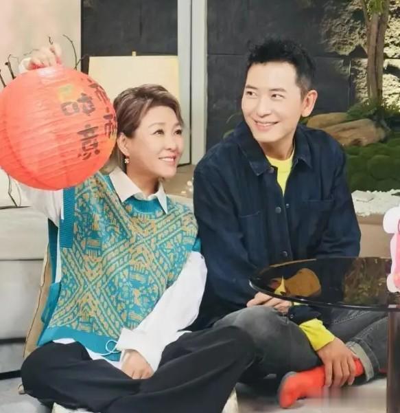 56岁李静飞清迈陪戴军过年,两个人手拉手散步,相处很像夫妻