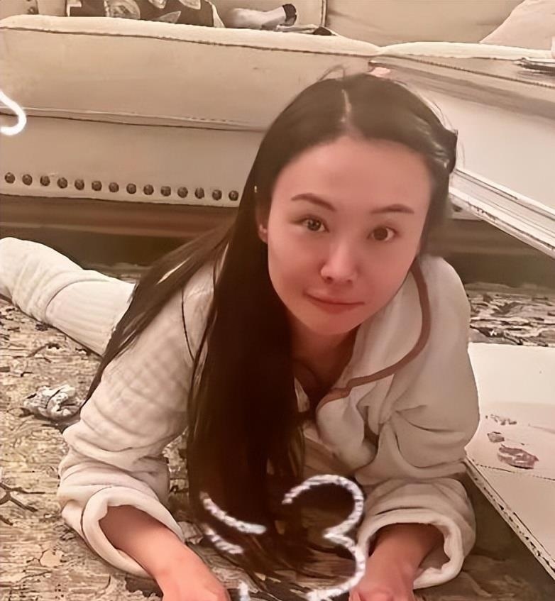 封杀五年后，34岁郑爽在美直播与粉丝重聚，面部僵硬发际线稀疏