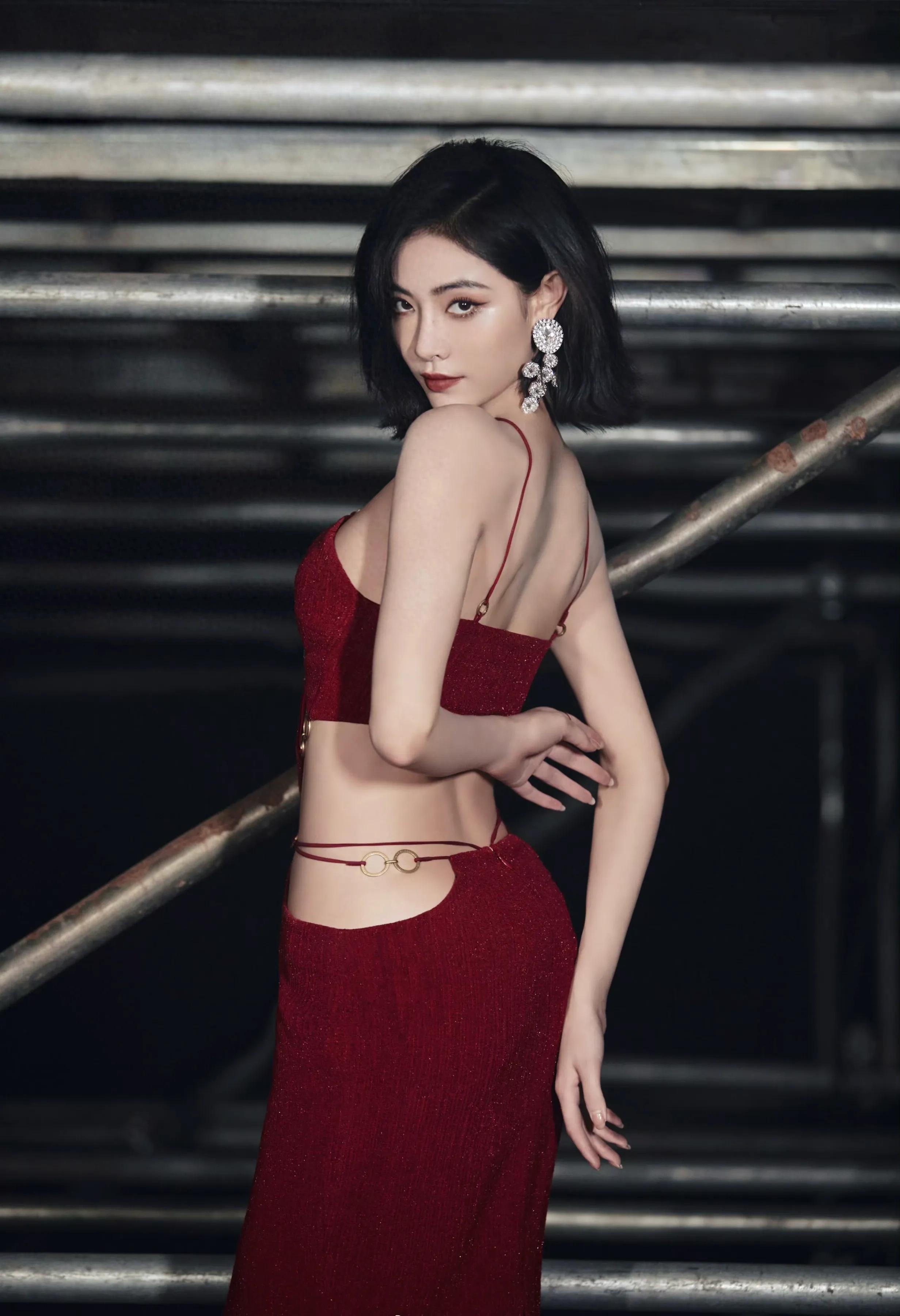 许佳琪，红色吊带裙，性感妖娆