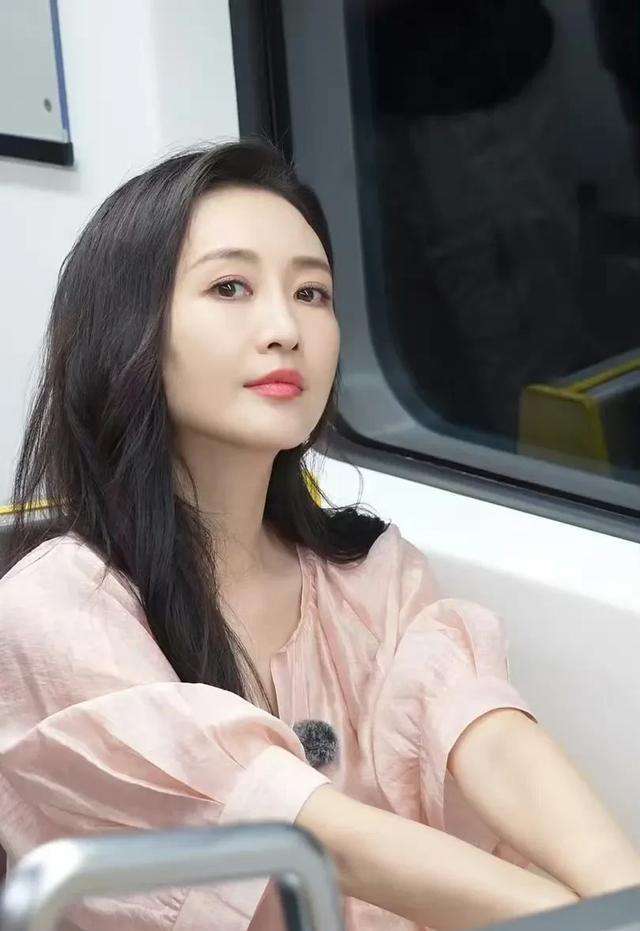 王鸥面对镜头，笑得干脆而坦荡：我现在单身，特别自在