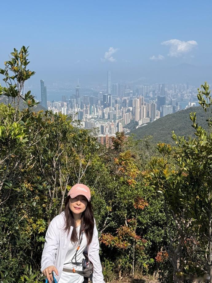 郭晶晶霍启刚周末带娃爬山，三个孩子长大不少，辣妈素颜美得真实