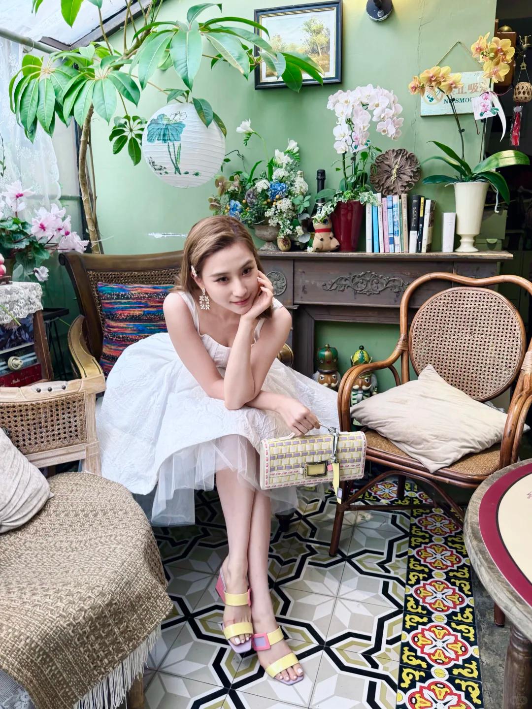 何超莲晒春日穿搭，露背白纱裙一穿，简直就是城堡里的真公主！