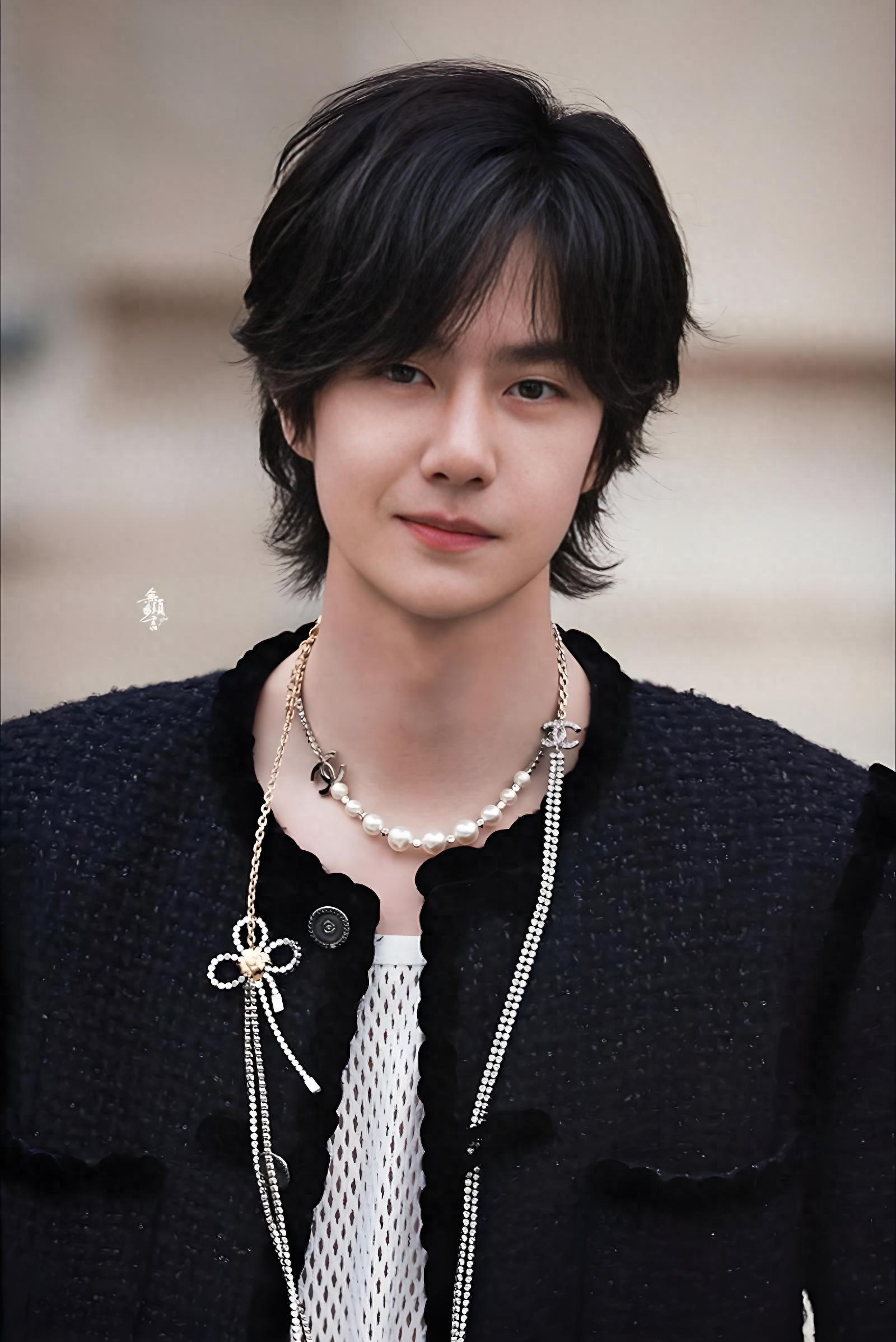 舞台酷盖私下竟是表情包狂魔?王一博的反差萌让人笑出鹅叫