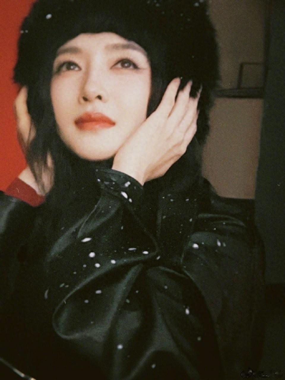 江疏影戴婚戒晒年夜饭!七菜一汤配茅台年味十足,穿蓝色毛衣好白