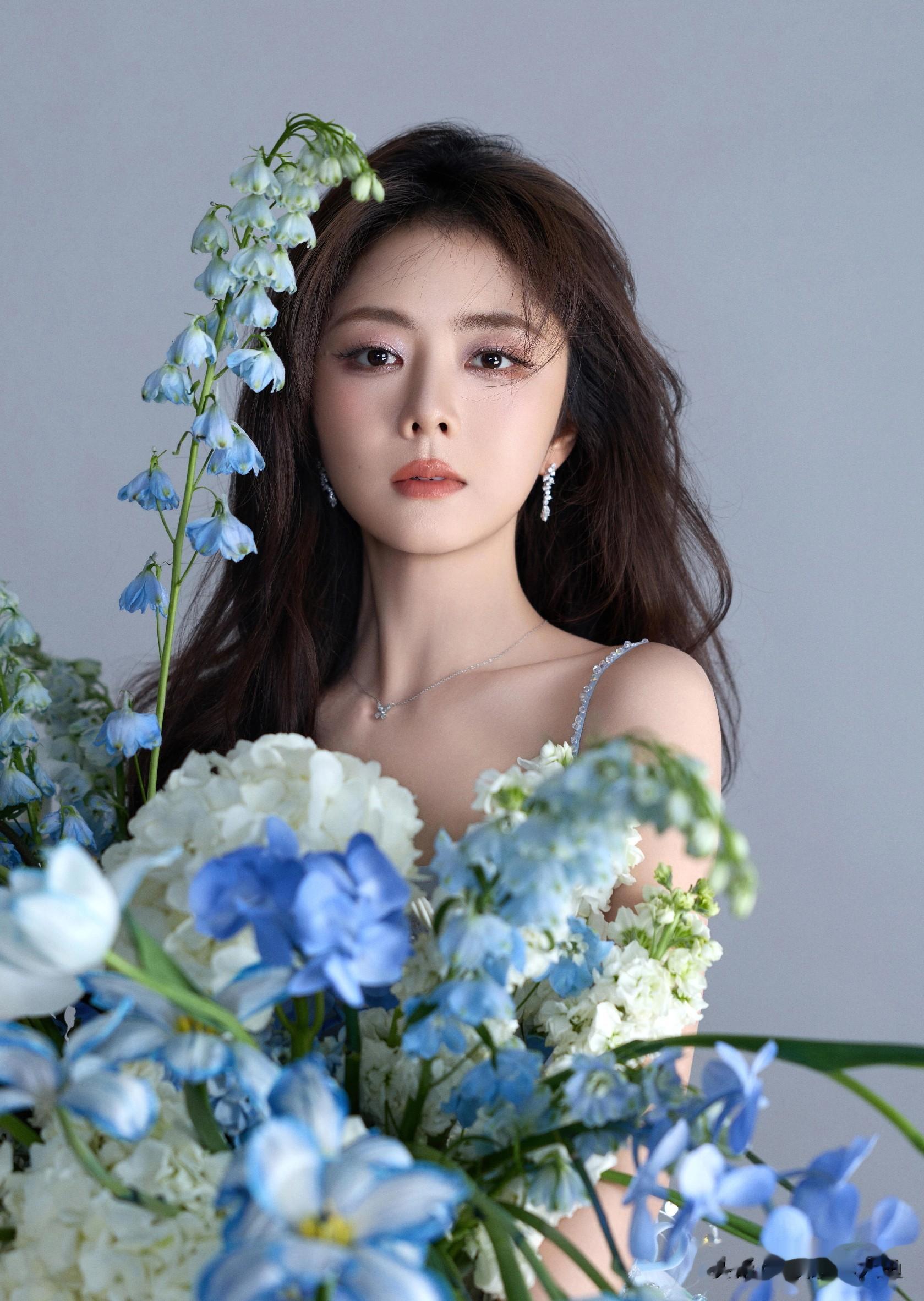 谭松韵2026百花迎春造型，以淡蓝轻纱礼裙构建出一幅东方春日画卷