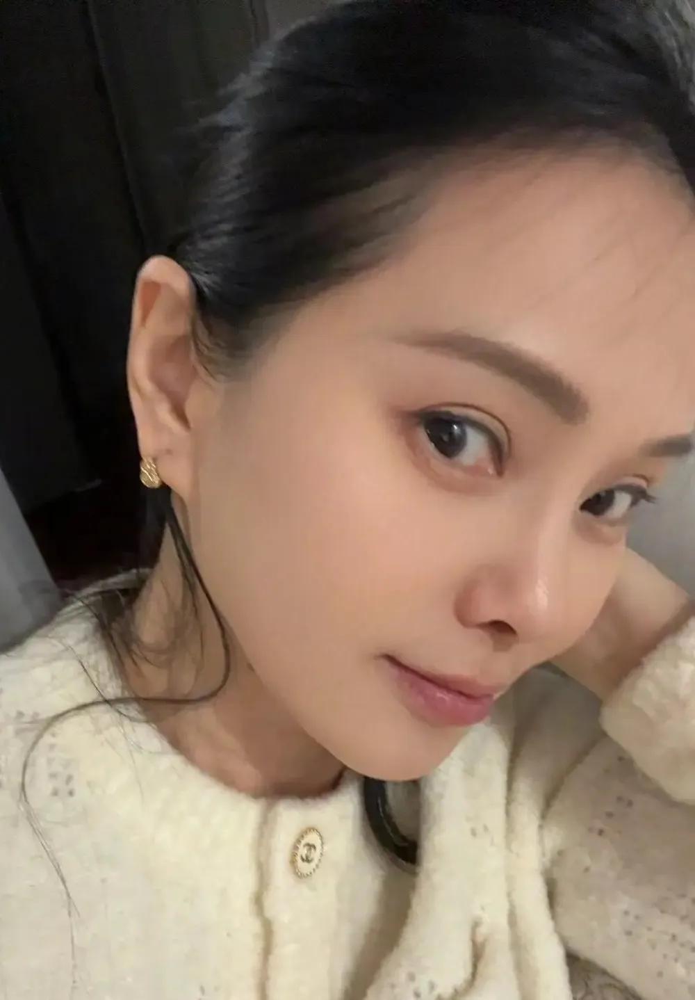 伊能静58岁生日晒全家福，儿子恩利一同庆祝，女儿米粒送了小金豆