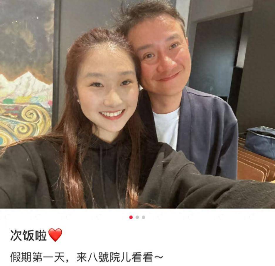 马伊琍俩女儿现身爸爸饭馆，文章全程陪伴