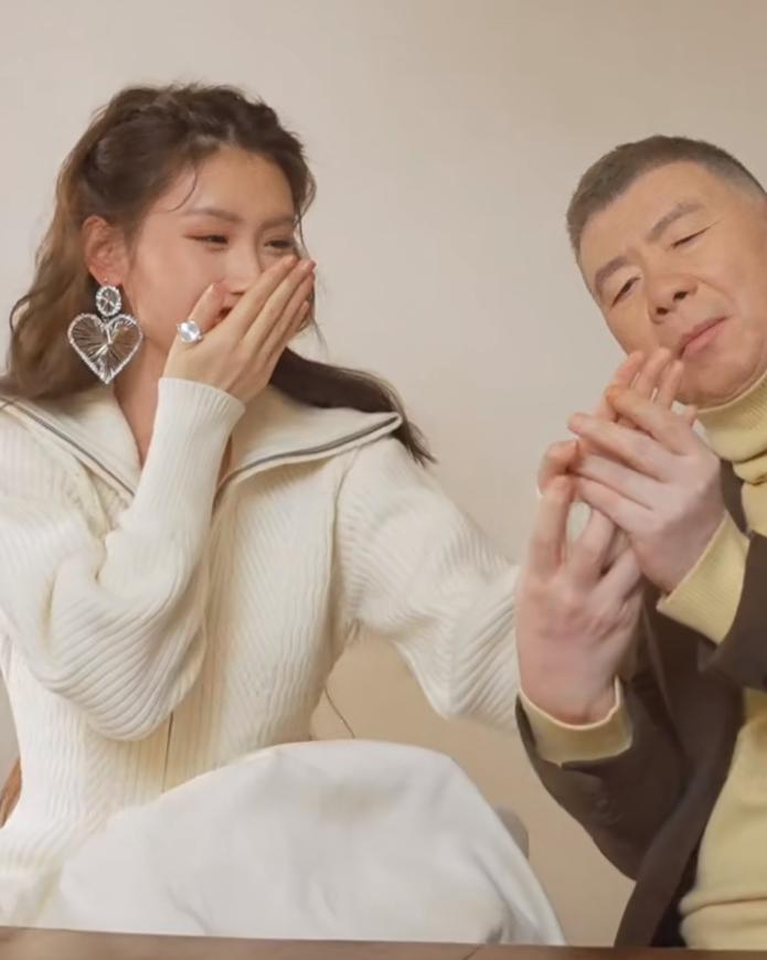 徐帆一家三口拍新春全家福!20岁女儿新造型超美似王楚然,好温馨