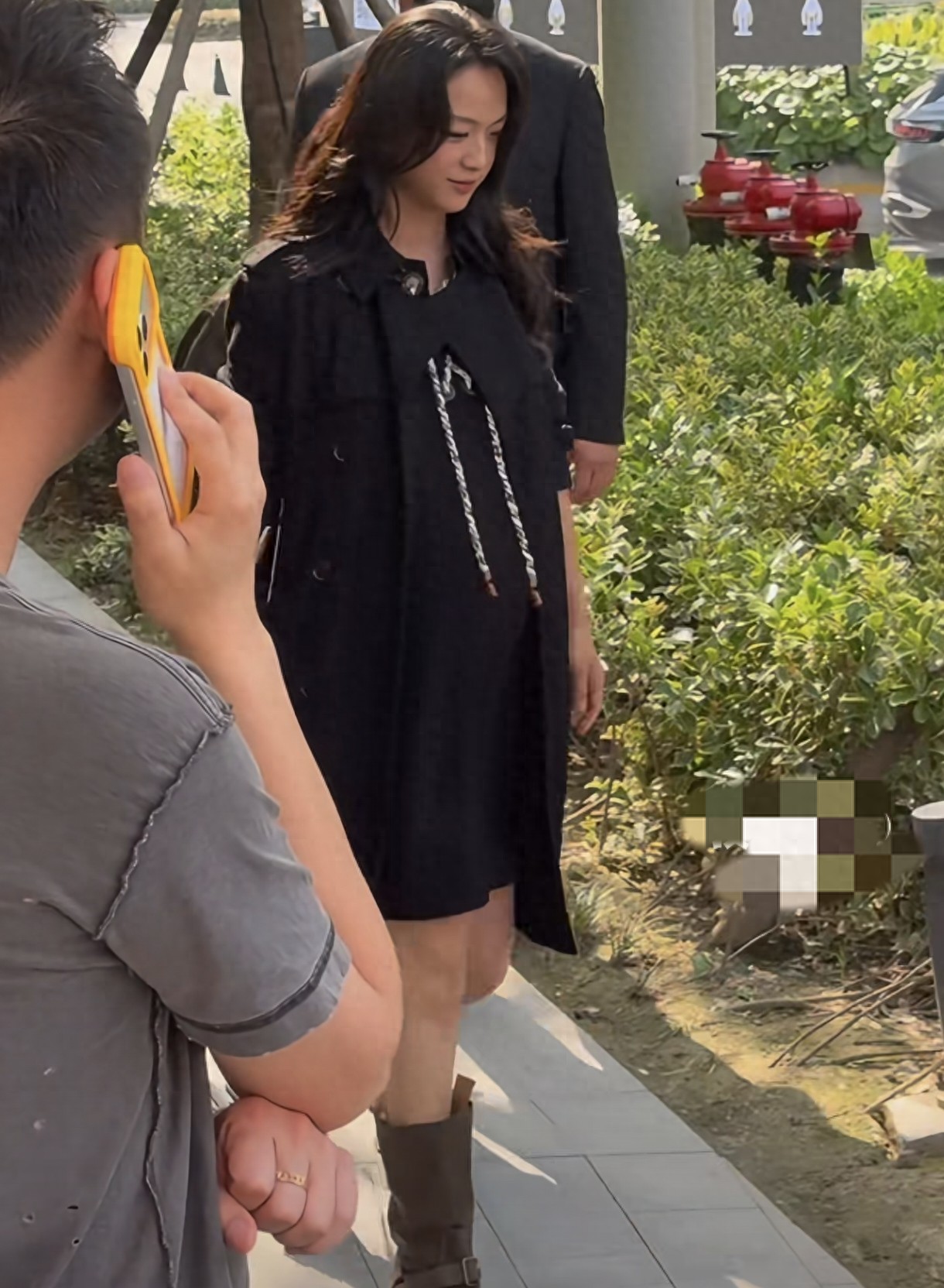 46岁汤唯挺孕肚出席活动，确认怀了二胎，穿黑色风衣状态依然很好
