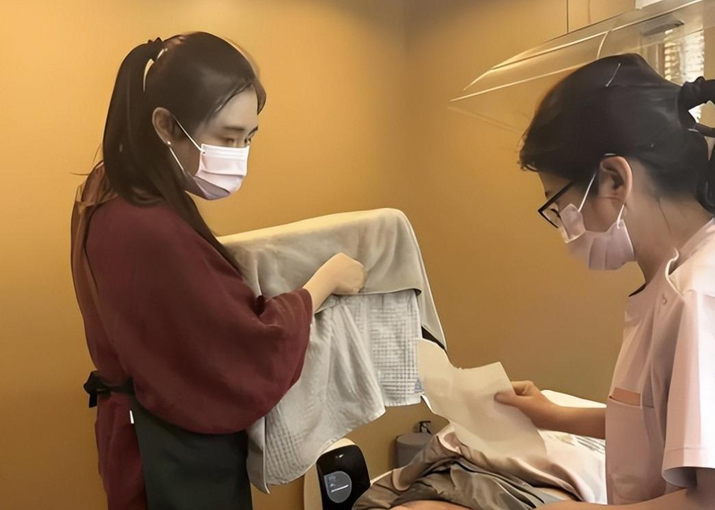 59岁王祖贤穿古装扮白素贞！又白又胖还有双下巴，一袭白衣也很美