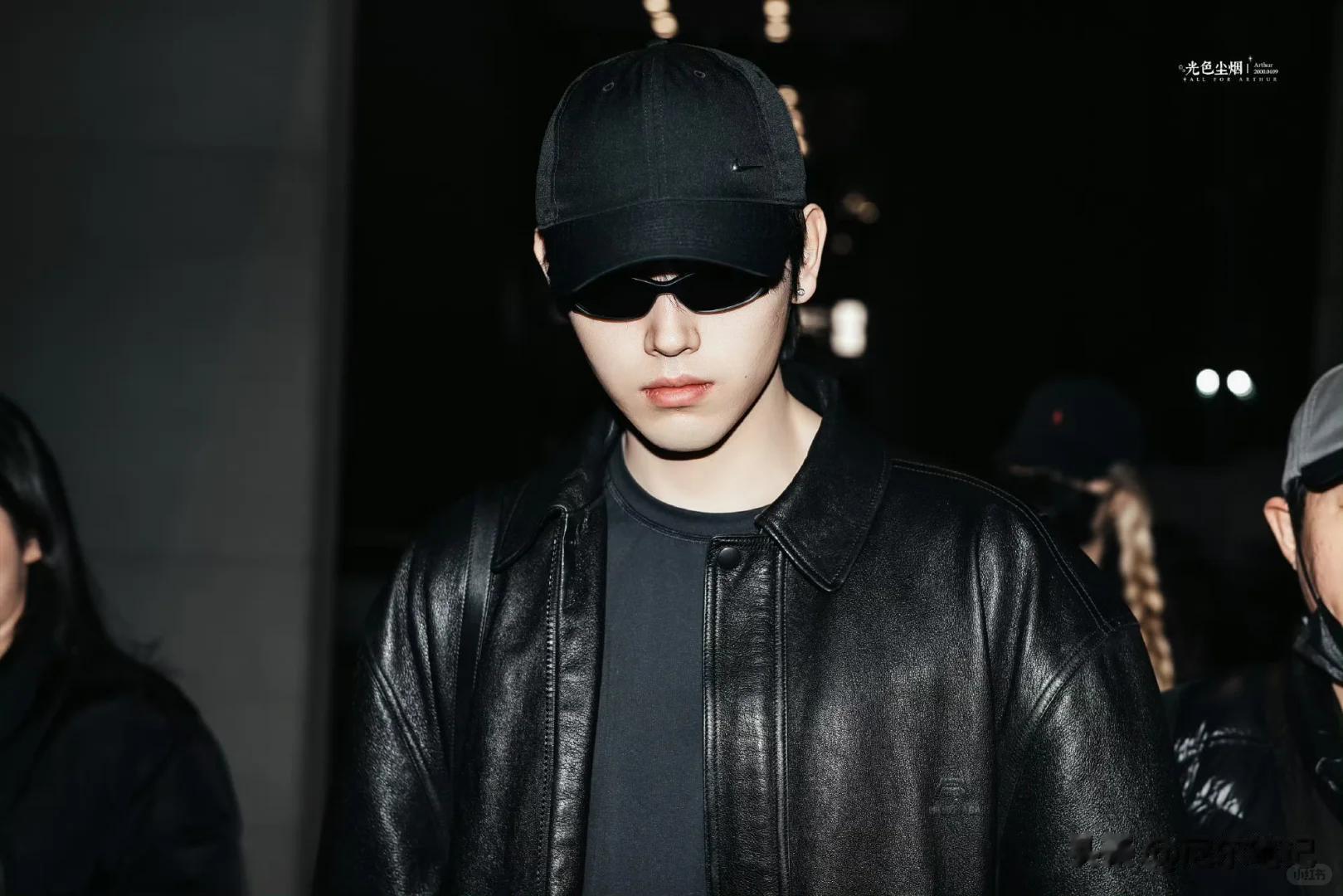 巴黎偶遇陈飞宇!素颜嘴凸明显黑眼圈抢镜,吃麻辣烫比耶好接地气