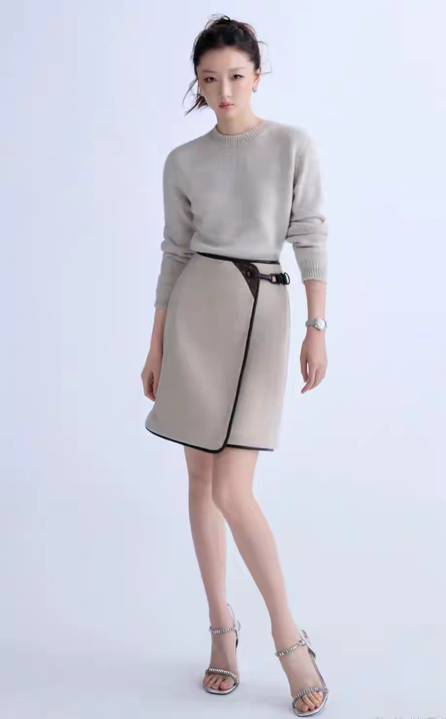 周冬雨真是女神范儿满满，简单搭配就散发出高级感！