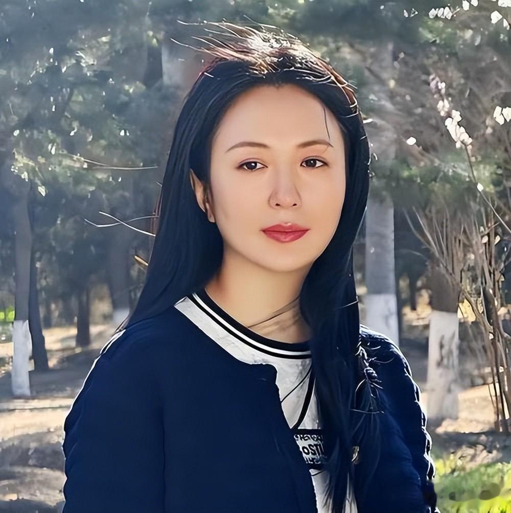 杨童舒现状：50岁年轻的像30岁，是大学教授，儿子长相帅气很像她