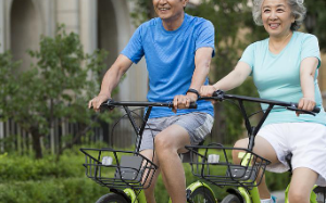 两位少年好心将逆行摔倒的老奶奶扶起，反被诬陷是他撞倒，少年一气之下将老奶奶一家人告上法庭！