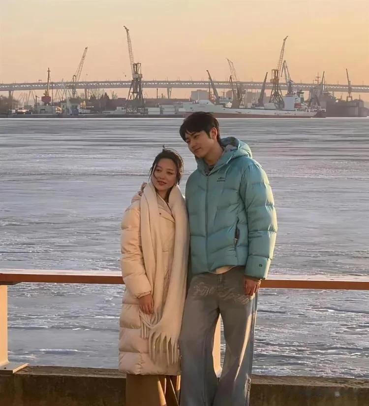 43岁金莎穿白衬衣领证！衣服宽松像是双喜临门，男方签婚前协议