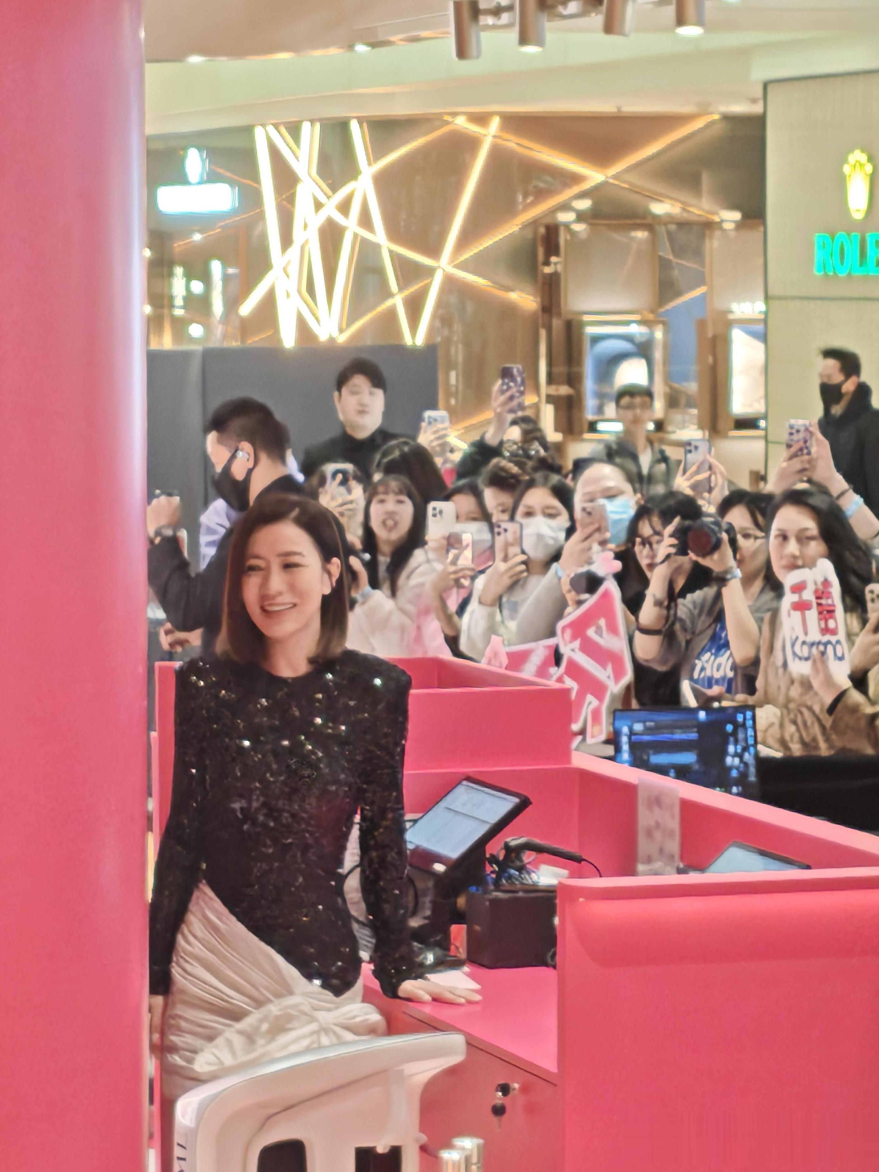 佘诗曼吴千语现身海港城, 千语无滤镜也超美, 两大美女同框好养眼