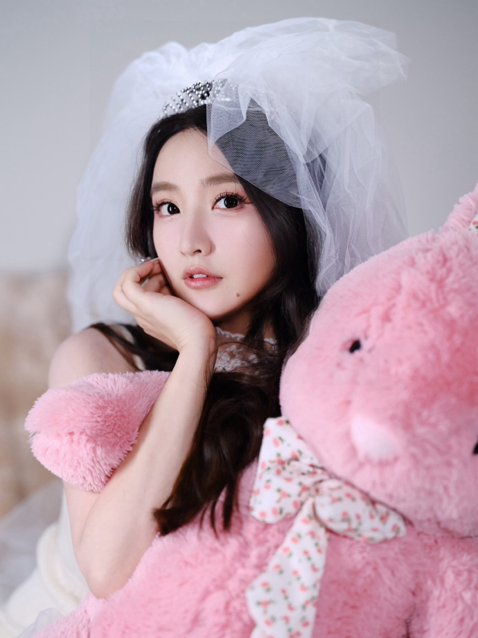 体育主持人郭珺私房写真，这身材谁看都心动，真极品