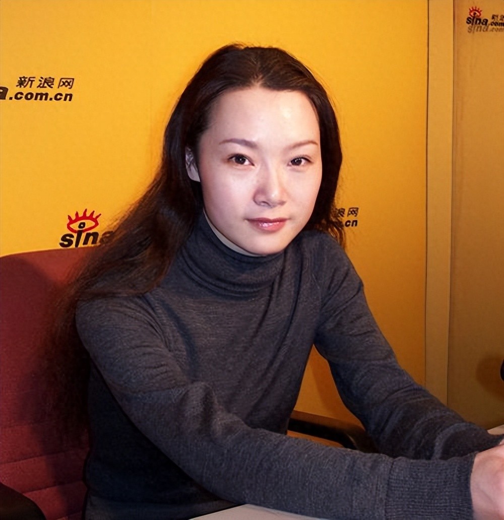 男友病逝后悲伤欲绝,54岁单身无儿无女,如今吕薇后悔了吗