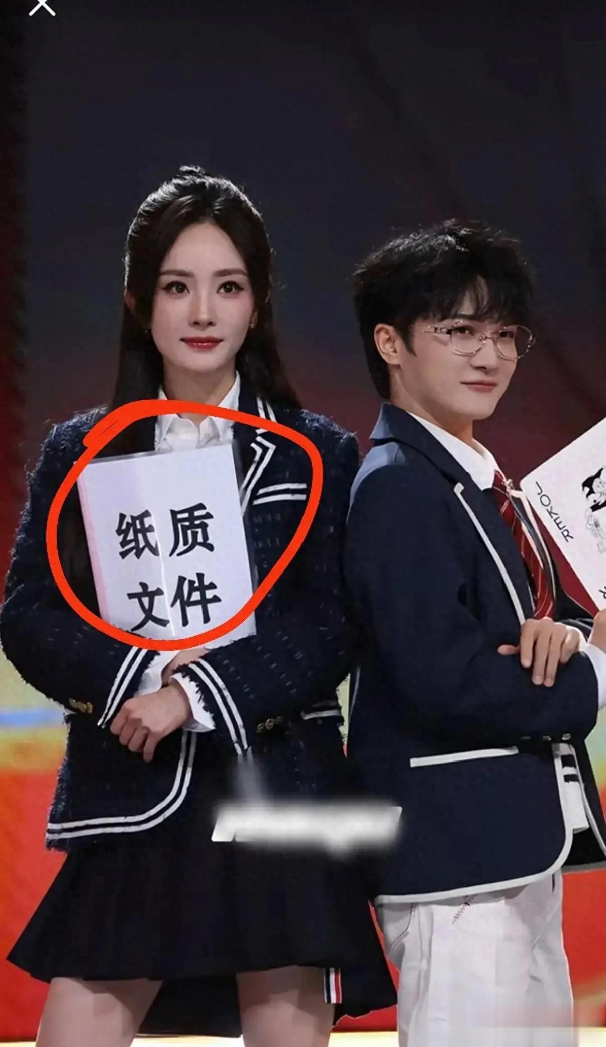 杨幂扮嫩翻车，网友：心疼自己，要看一个40岁的人扮嫩