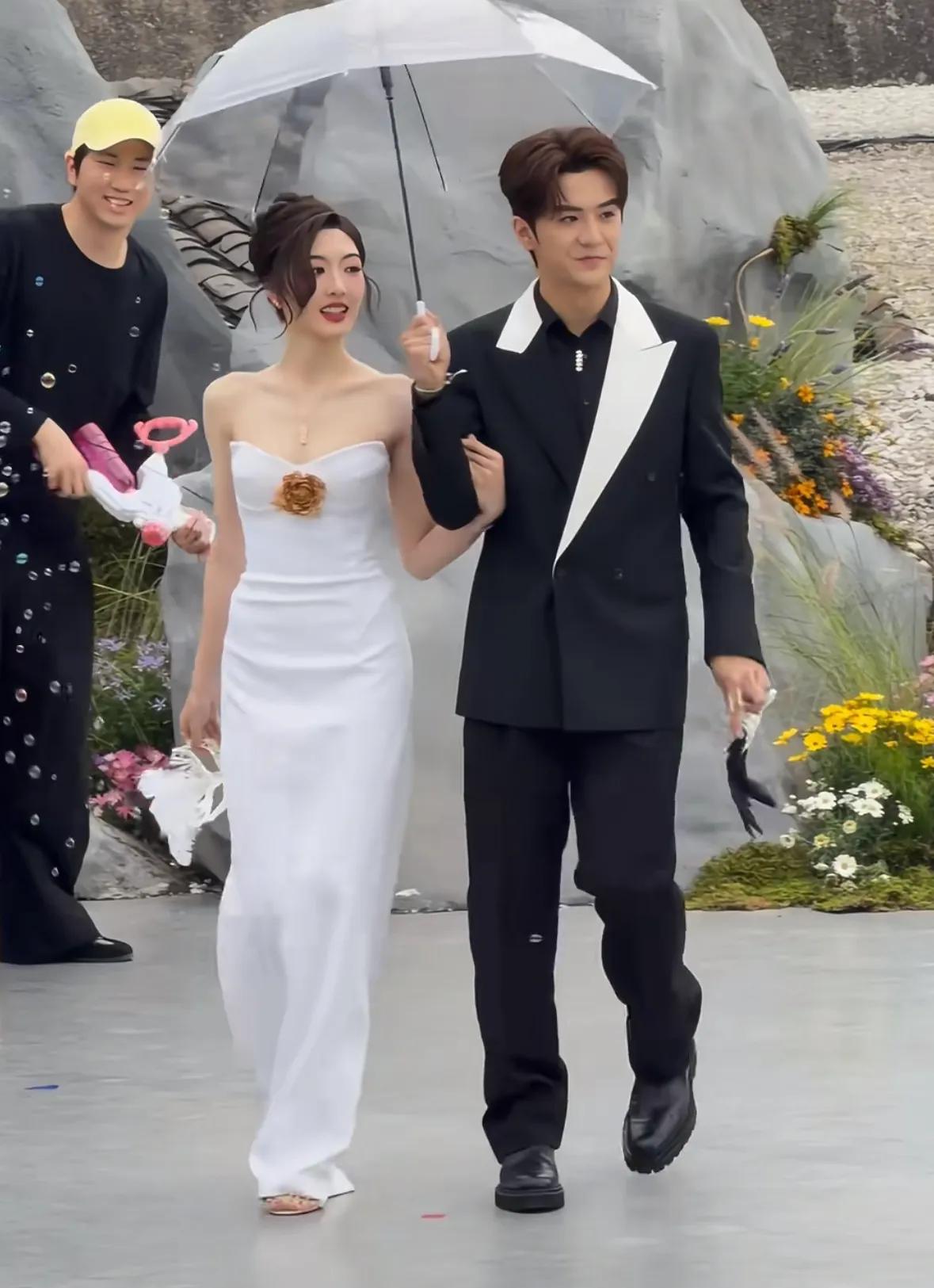 RedGala红毯：刘诗诗梦幻开场，易梦玲美商高，毓言cp像新婚夫妻