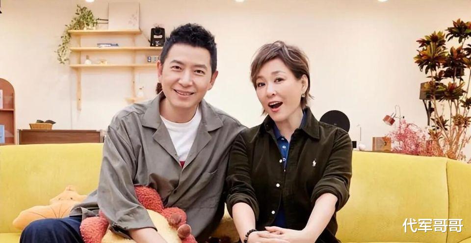 55岁李静近况曝光！与戴军牵手老公不吃醋，23岁女儿比她还漂亮