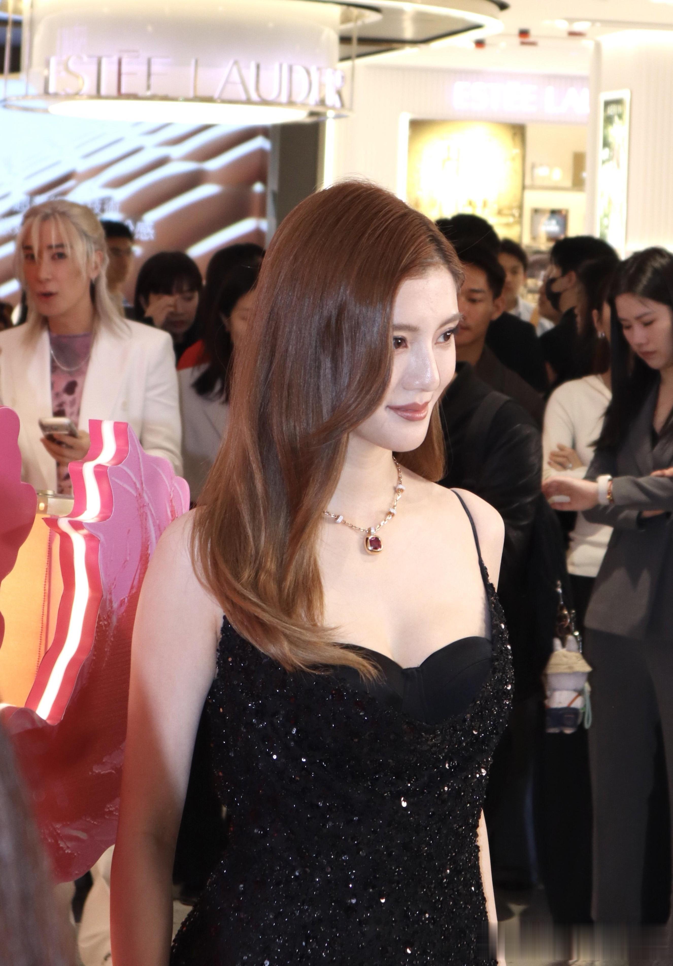 佘诗曼吴千语现身海港城, 千语无滤镜也超美, 两大美女同框好养眼