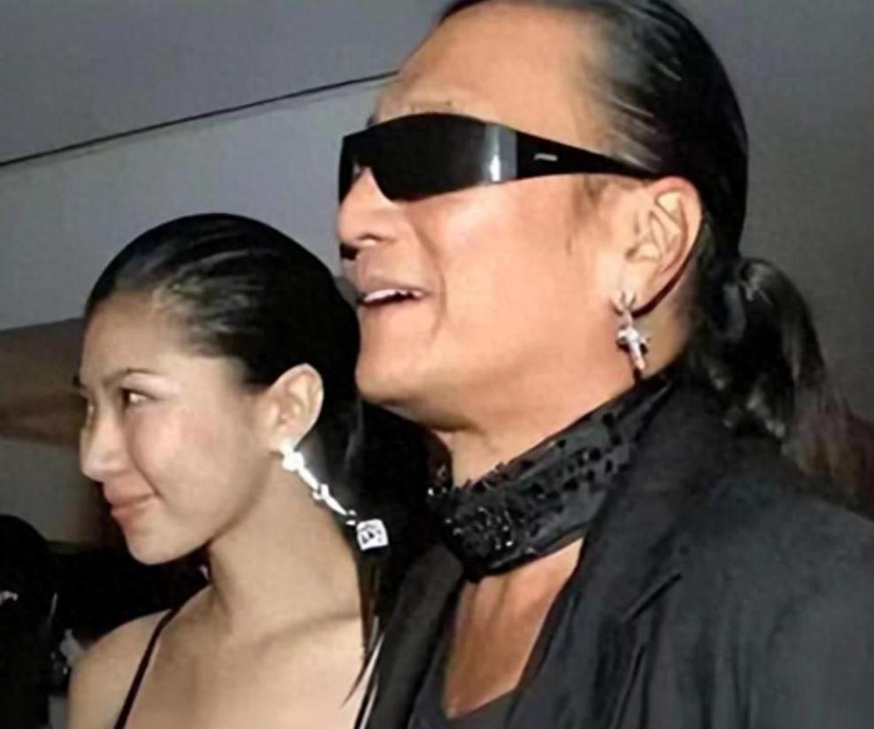 谢贤前女友大曝恋爱隐私！3年没碰她 早已结扎，晚年的体面不保了