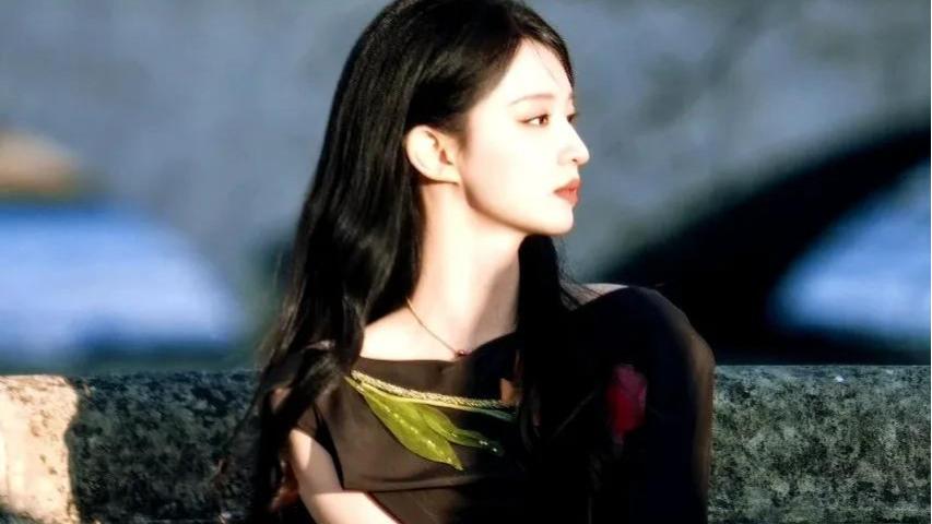 另一套私服更出圈，米白碎花裙叠穿牛仔外套，搭配浅蓝手包和粉色墨镜