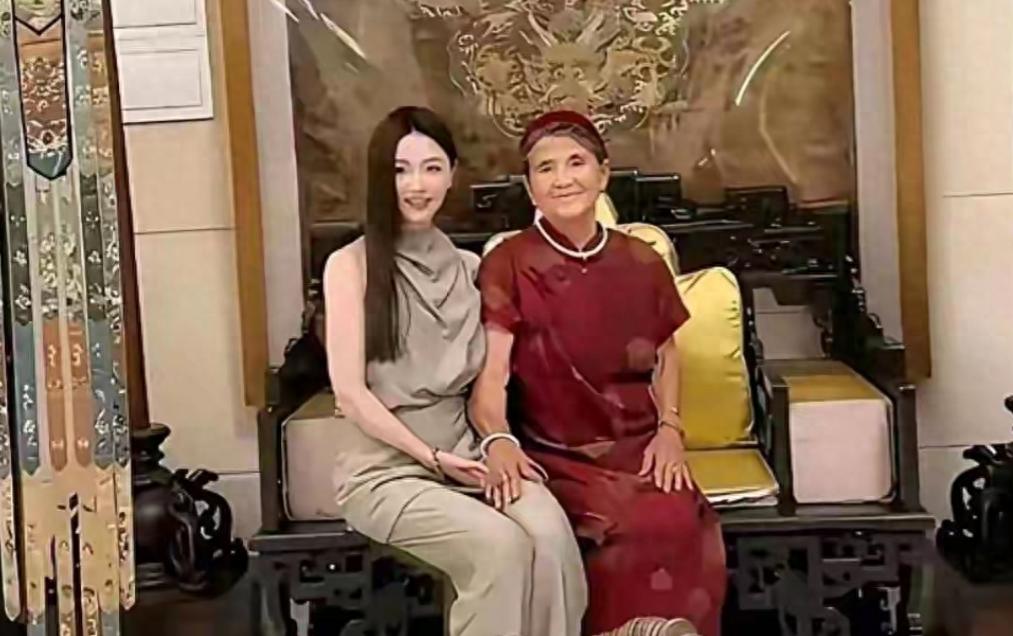 看到杨子母亲对“新儿媳”的态度，才知，黄圣依净身出户有多正确