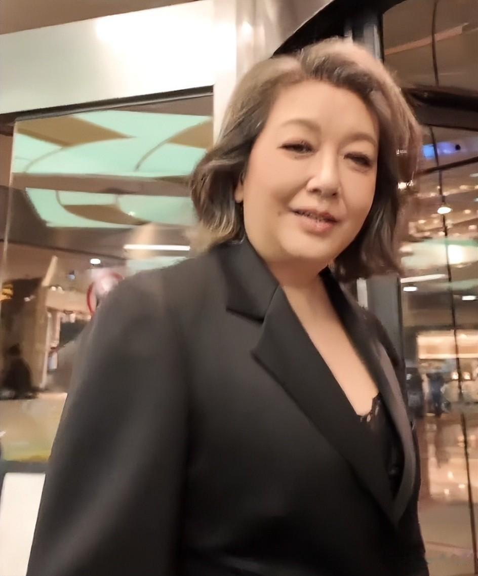 58岁江珊现身白玉兰，生图下腚大腰圆满头白发，脸却没褶子气质好
