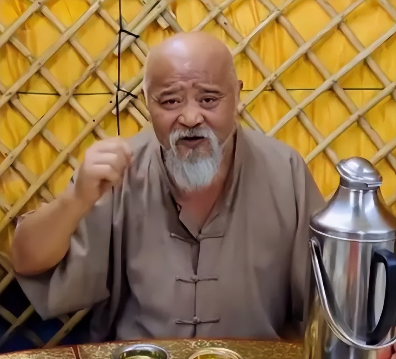 每天2包烟，顿顿8两白酒，70岁李琦跟去世前杨少华状态如出一辙