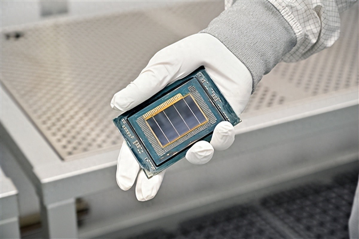Intel預覽新一代至強6+處理器：288核心、864MB緩存