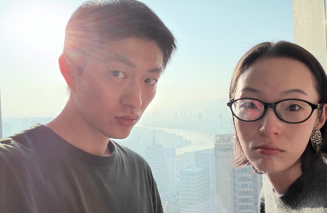 雎晓雯骑车遛娃，状态少女，金大川好显老，夫妻俩可不像姐弟恋