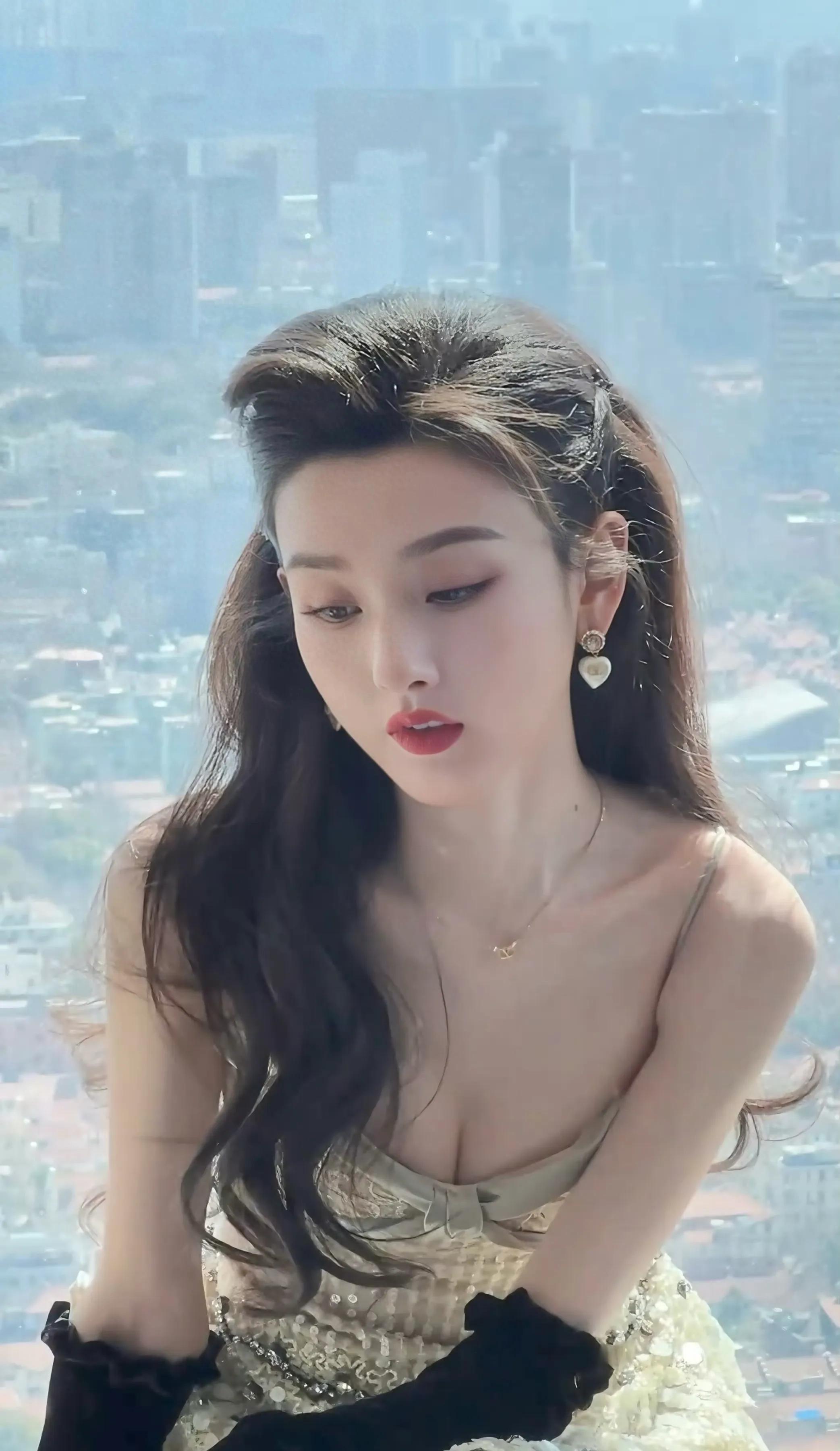 宋祖儿，性感大红唇，成熟妩媚的御姐
