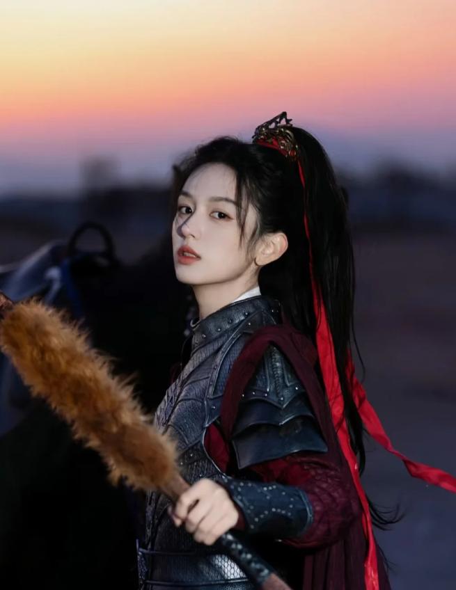 她是被李冰冰力捧的和颂太子女 凭恶女出道骨相超绝，被称最美95花