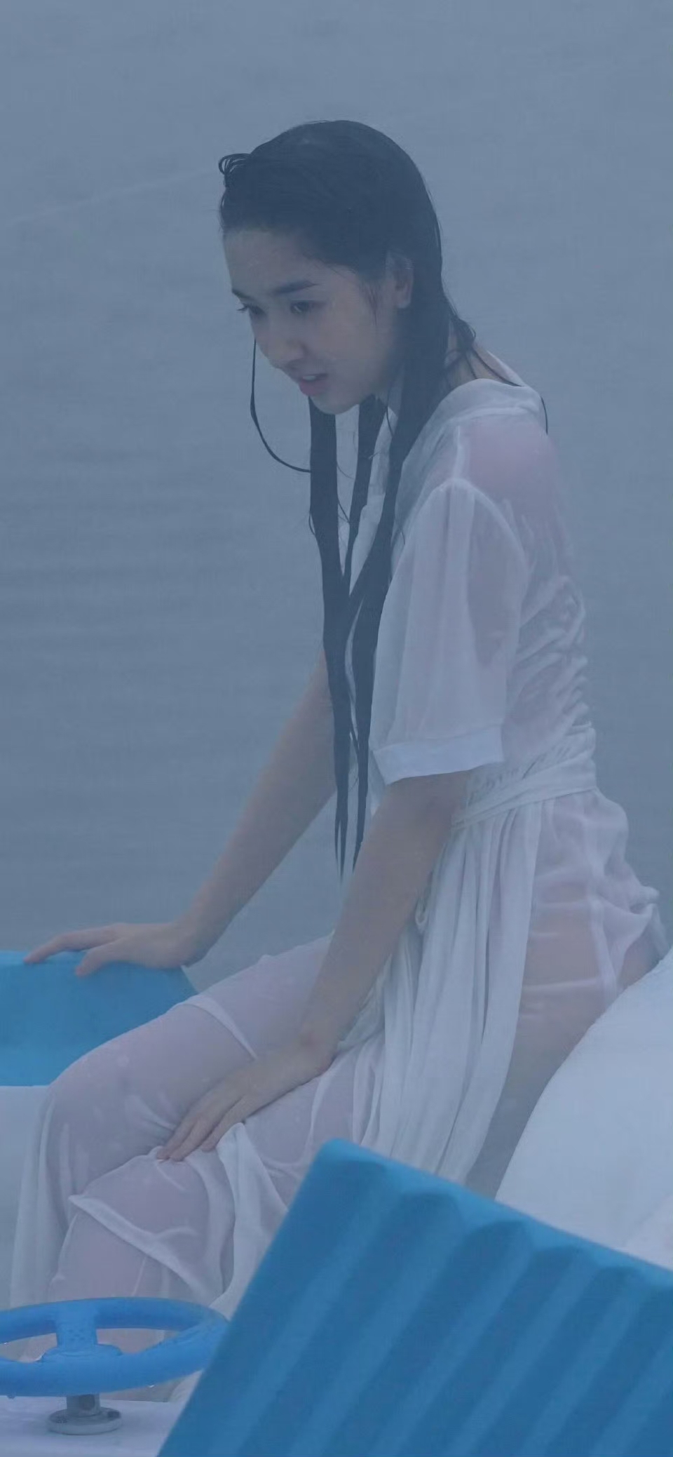 王玉雯太大胆了，雨中全身湿透了，发现好像只穿了外衣