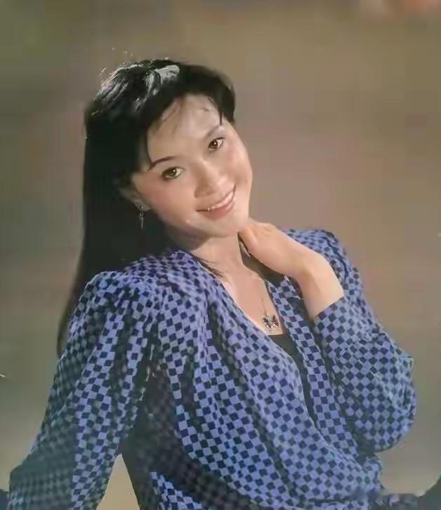 方舒:捧红屠洪刚后被抛弃,独自抚养两个女儿24年,女儿成其骄傲