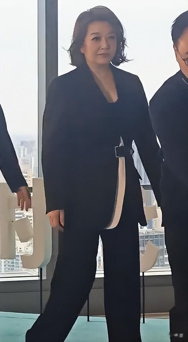 58岁江珊现身白玉兰，生图下腚大腰圆满头白发，脸却没褶子气质好