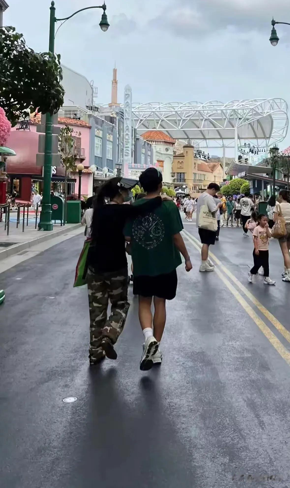 张柏芝带仨儿子赶飞机，老大严肃插兜扮酷，老二笑眯眯模样更抢镜