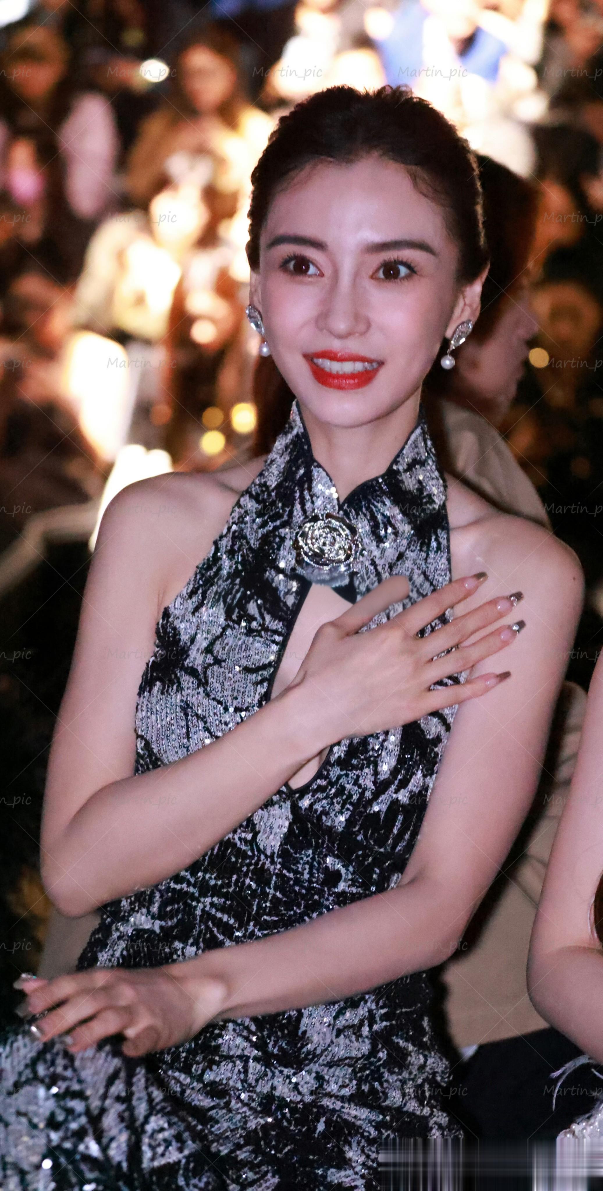 杨颖新中式旗袍压轴现身上海时装周,一出场直接把复古贵气感拉满