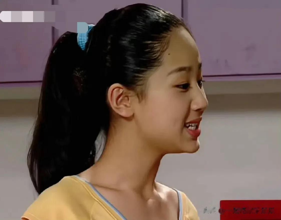 杨紫参加活动，一头紫色秀发出场好美，只是她这个下巴是怎么了？