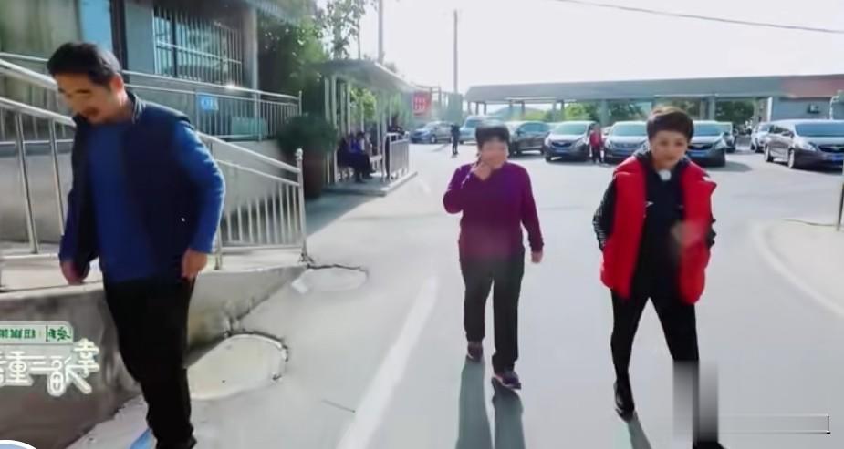 张国立邓婕退休回农村，邀请村民上家里玩，一点都不摆架子