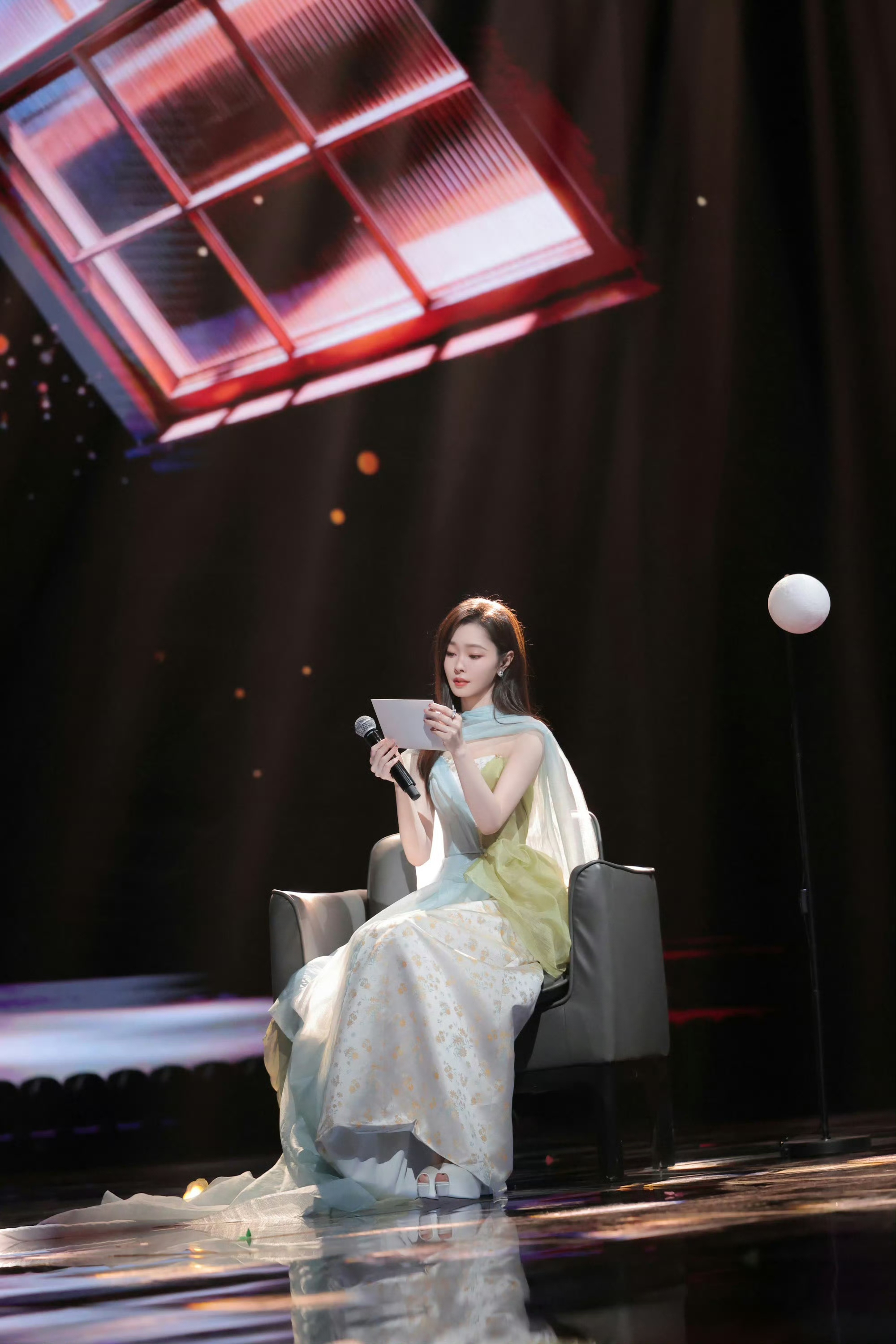 美的轻轻松松！宋轶网晚彩排花絮，一袭浅色长裙又美又温柔呀！