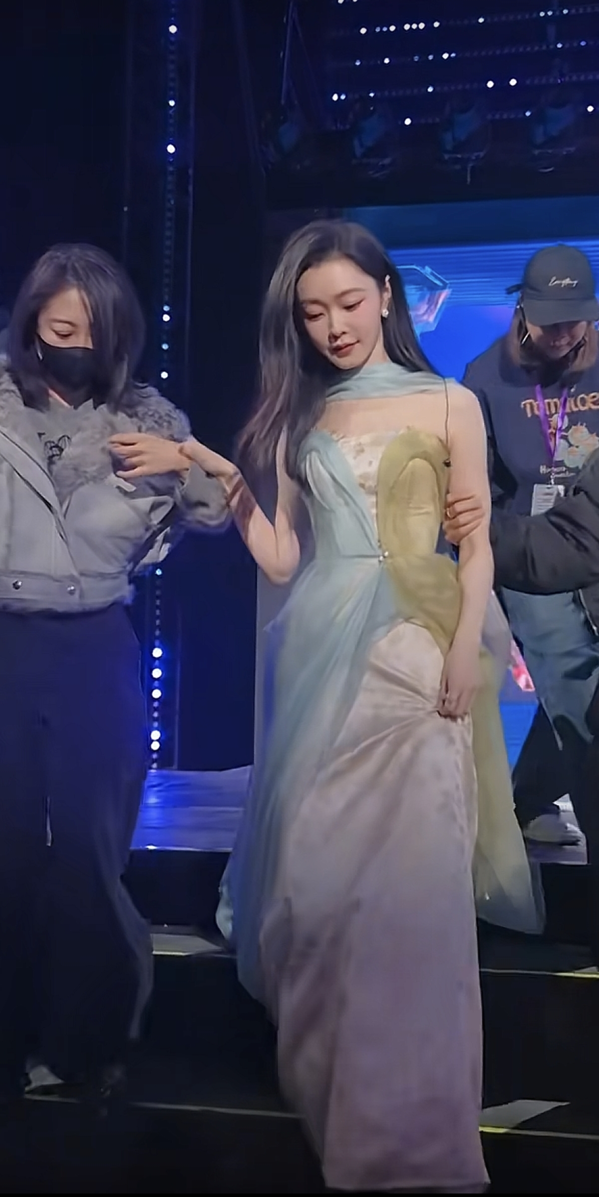 美的轻轻松松！宋轶网晚彩排花絮，一袭浅色长裙又美又温柔呀！