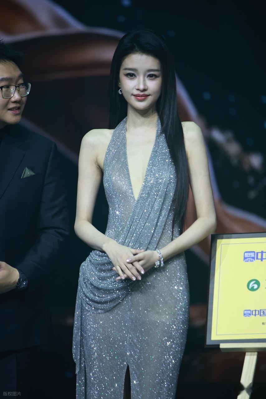 孙怡出席品牌活动，身穿银色深V钻石裙性感十足