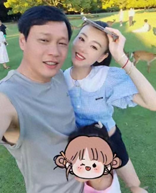 范志毅一家来法国度假，小17岁妻子洋气时尚似姑娘他站身旁像保镖