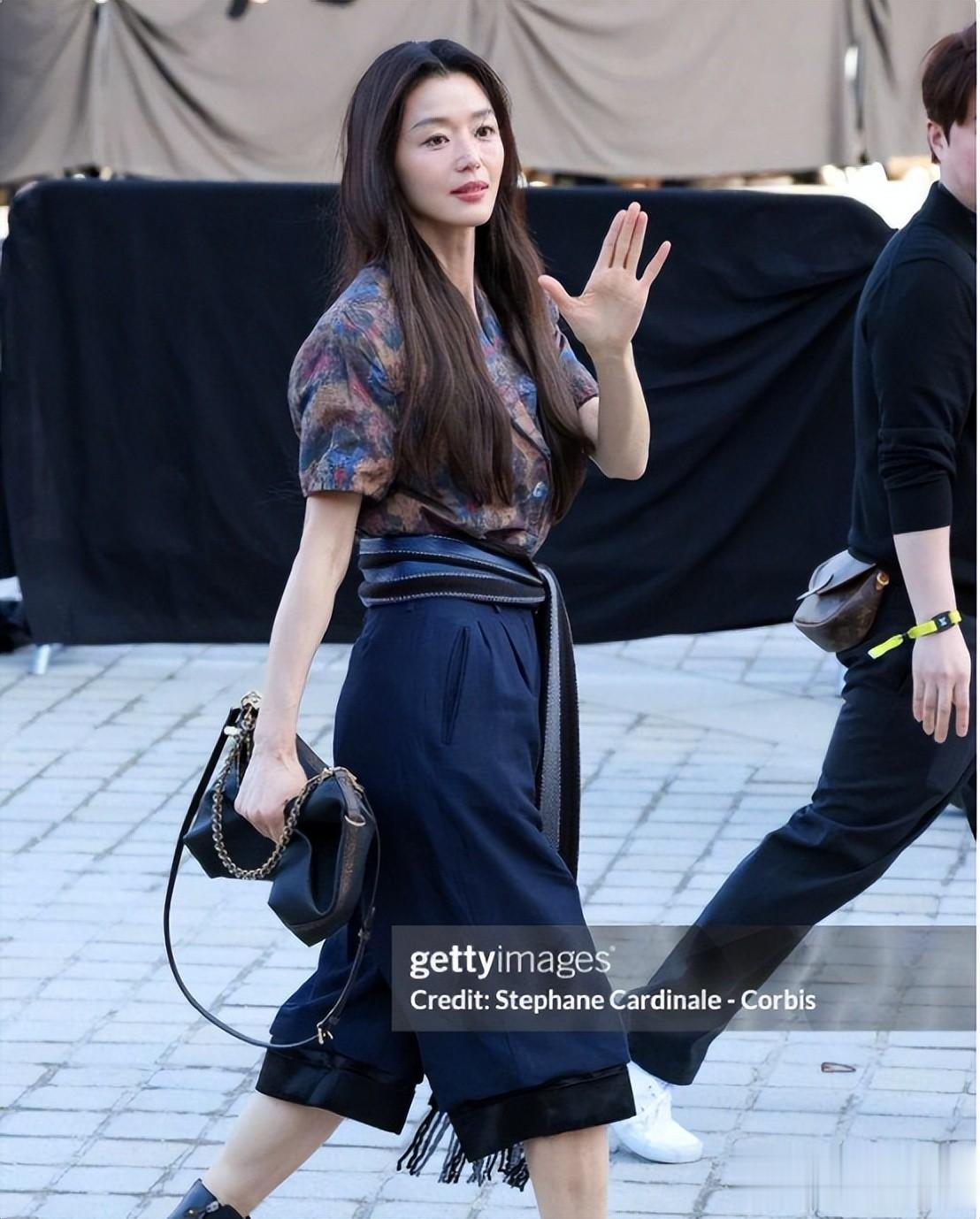 LV大秀太真实！Lisa三角区尴尬，全智贤面相大变，周冬雨真爷们儿