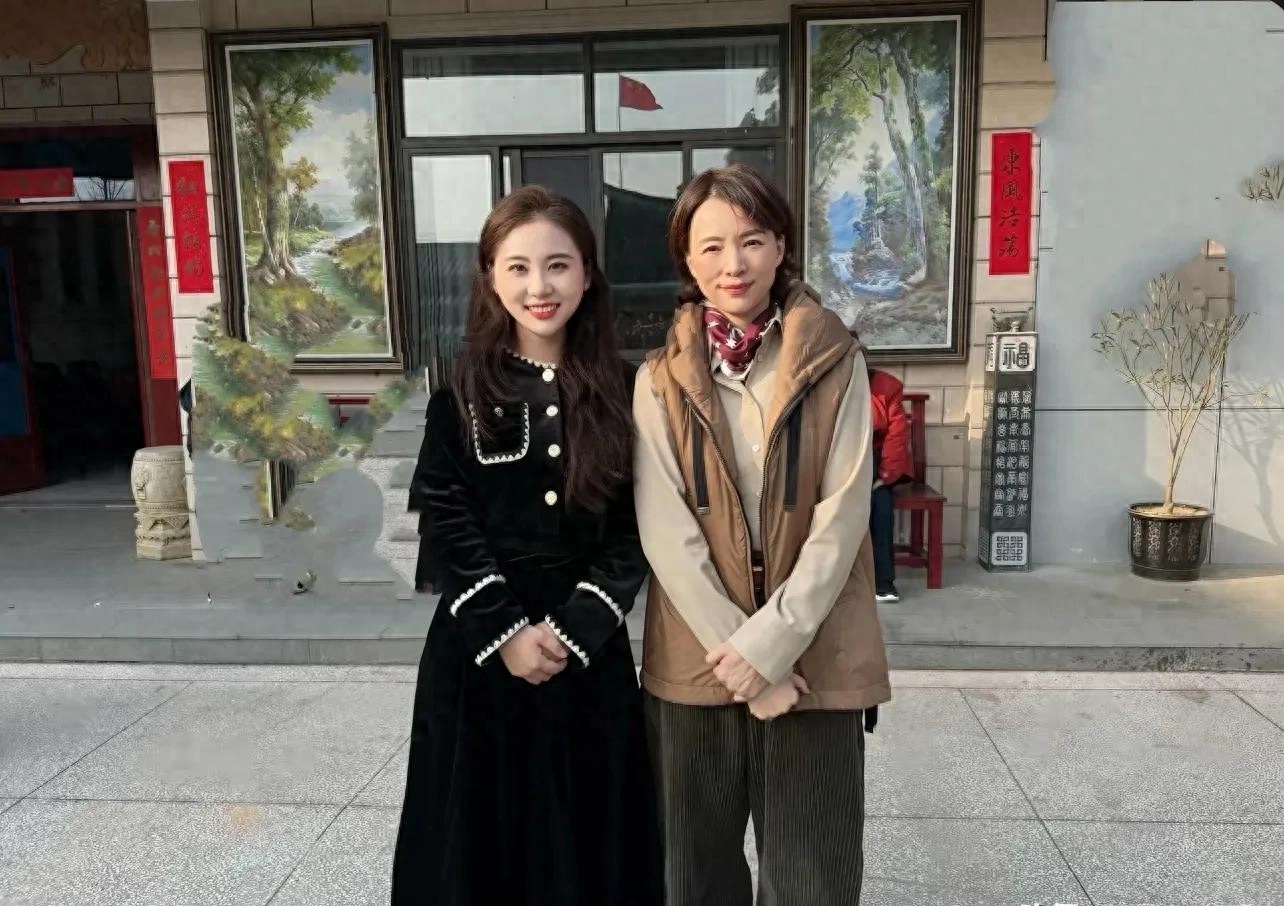 年初二,53岁董卿回江苏亲戚家吃饭,穿3千元马甲,皮肤白气质好