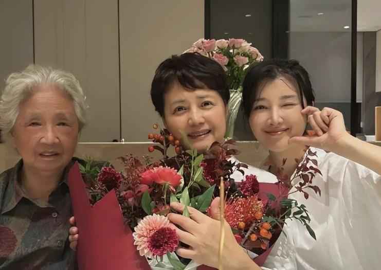 59岁茹萍隐退后，住杭州2000平豪宅，如今日子过的真舒服