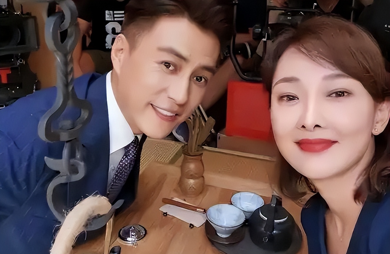 她26岁成双料影后，二婚嫁靳东高龄生下两子，今48岁美得自信从容